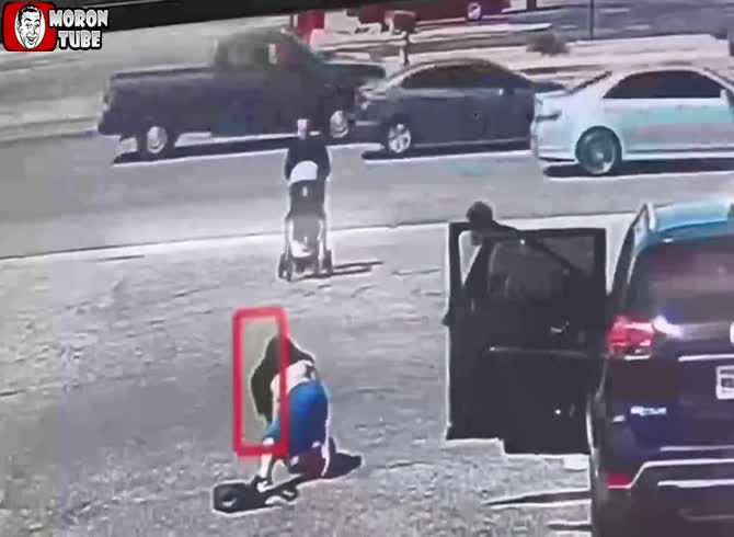 Video :A baby is saved from an impending accident by a hero